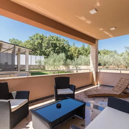 Mit Privatpool Fuer 18 Personen Ca 400 Qm In Valtura, Istrien Suedkueste Von Istrien * Pula