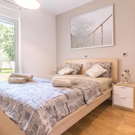 Mit Privatpool Fuer 18 Personen Ca 400 Qm In Valtura, Istrien Suedkueste Von Istrien Pula