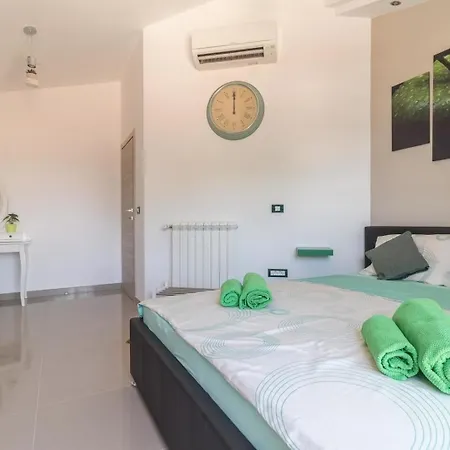Holiday home Mit Privatpool Fuer 18 Personen Ca 400 Qm In Valtura, Istrien Suedkueste Von Istrien *