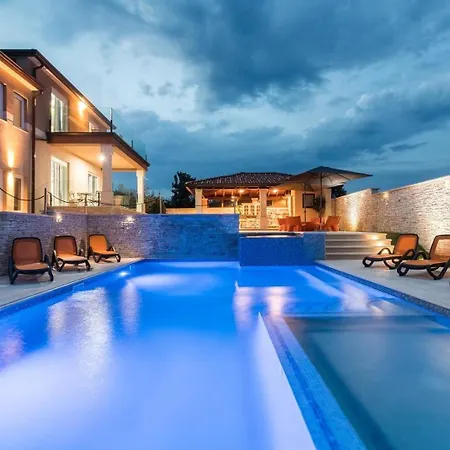 Mit Privatpool Fuer 18 Personen Ca 400 Qm In Valtura, Istrien Suedkueste Von Istrien * Pula