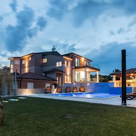 Mit Privatpool Fuer 18 Personen Ca 400 Qm In Valtura, Istrien Suedkueste Von Istrien Holiday home